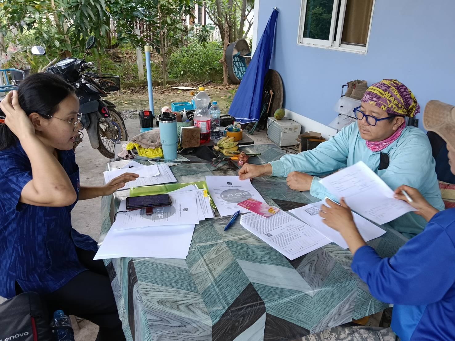 พช.ลำทะเมนชัย ลงพื้นที่ขับเคลื่อนงานตามนโยบายของกรมการพัฒนาชุมชนเน้นย้ำเรื่องการลงทะเบียนคนละครึ่งพลัสของผู้ผลิตผู้ประกอบการ OTOP 