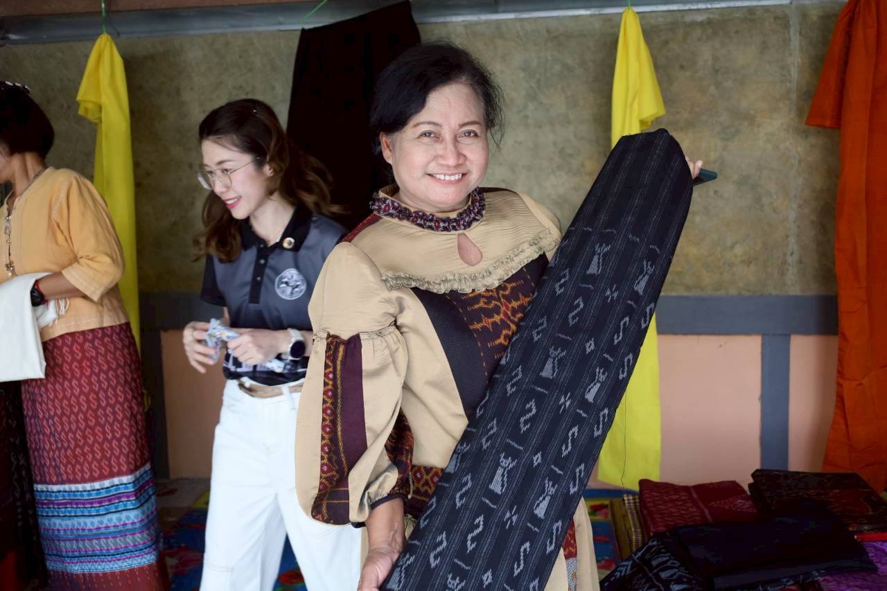   “พช.ลำทะเมนชัย ลงพื้นที่ติดตามการพัฒนาผลิตภัณฑ์ OTOP และให้การสนับสนุน โดยมุ่งเน้นการให้คำแนะนำเชิงลึกด้านการพัฒนาผลิตภัณฑ์ OTOP ผ่านเครือข่ายองค์ความรู้ (KBO) Knowledge - Based OTOP: KBO"  